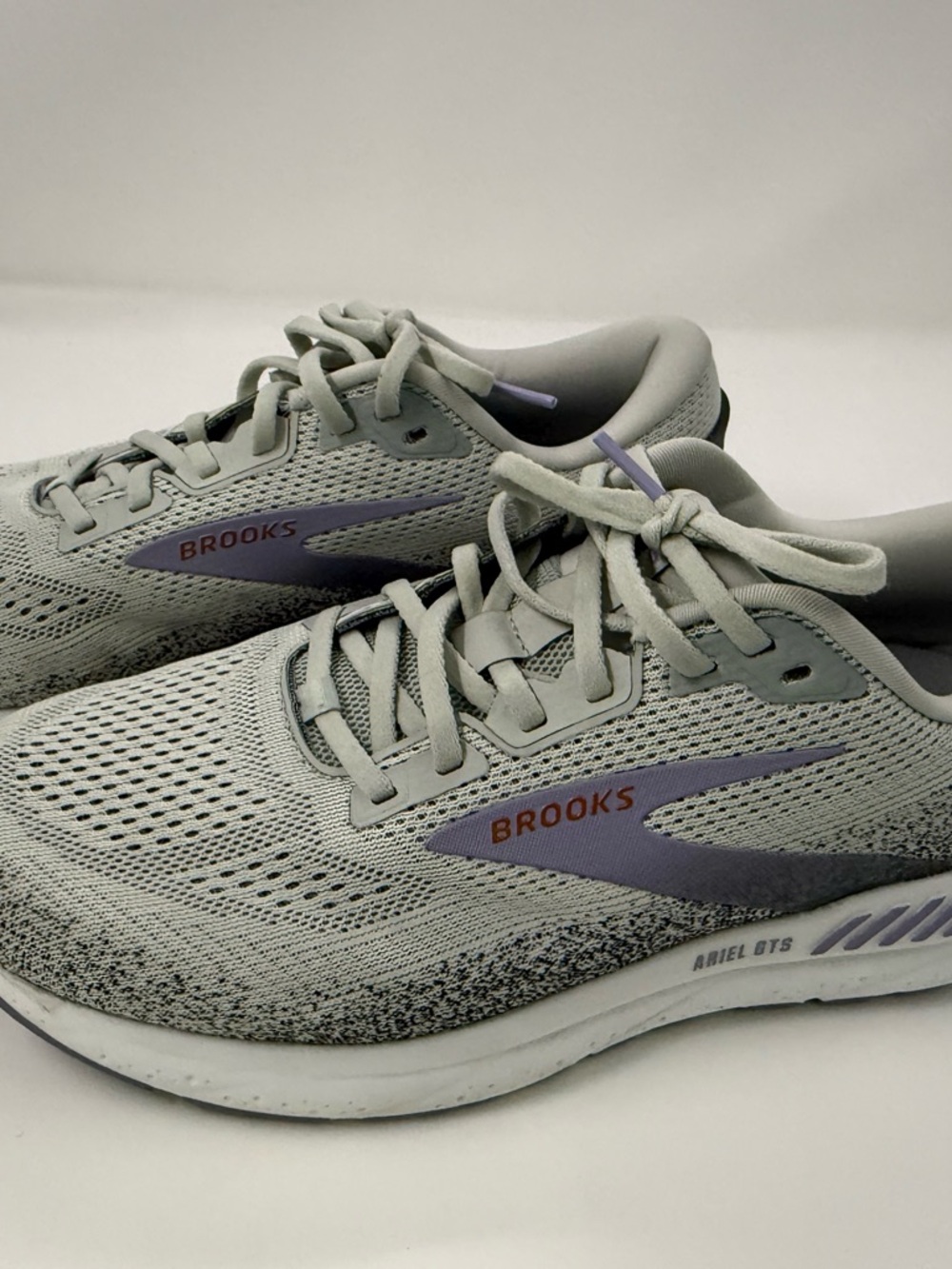 Brooks Ariel GTS 24 Women’s Running Shoes Size 11.5D Gray Lavender Worn 2x